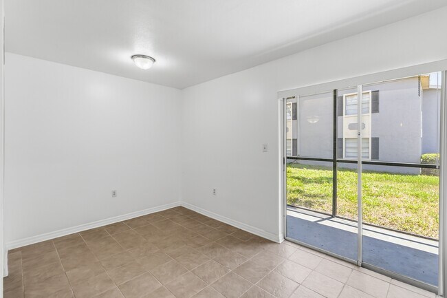 Building Photo - 2569 N Alafaya Trail