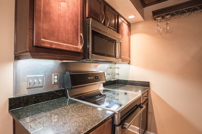 Building Photo - Adorable condo, waterfront view