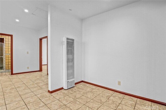 Building Photo - 313 N Hicks Ave