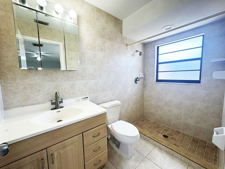 Building Photo - 630 105th Ave N