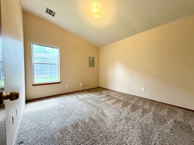 Building Photo - Half duplex in a fantastic location!