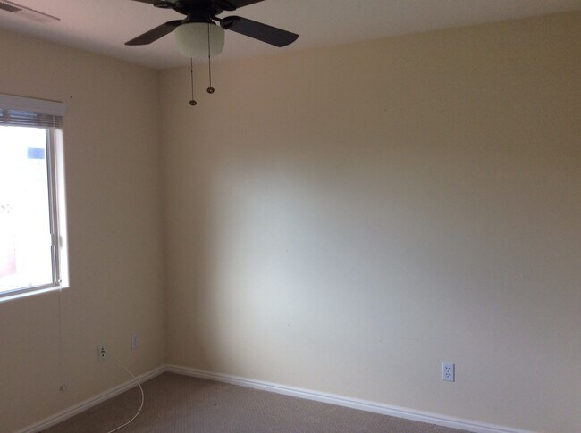 Building Photo - Charming 4 bedroom!