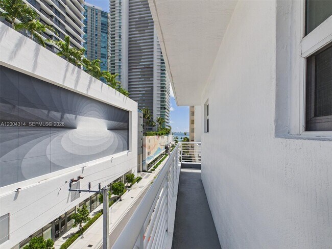 Building Photo - 425 NE 30th St