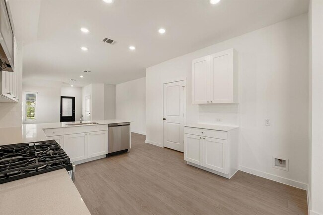 Building Photo - 1407 Hermosa Gdns