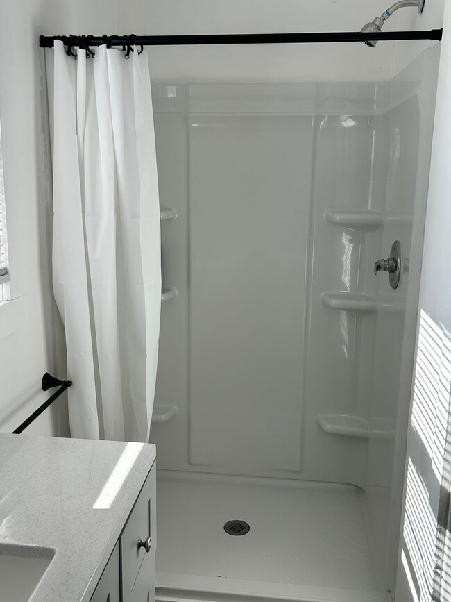 Building Photo - 422 Adam St