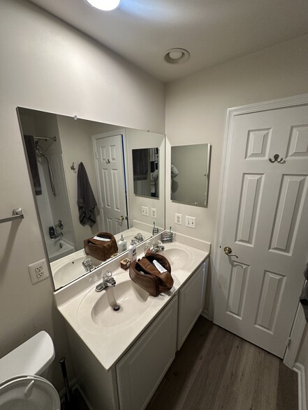 Dual Sinks/Vanities - 6989 Earlston Dr