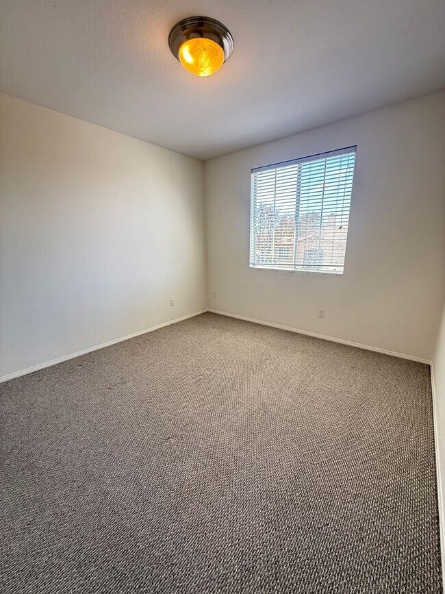Building Photo - Great 2 bedroom unit upstairs nobody above you!