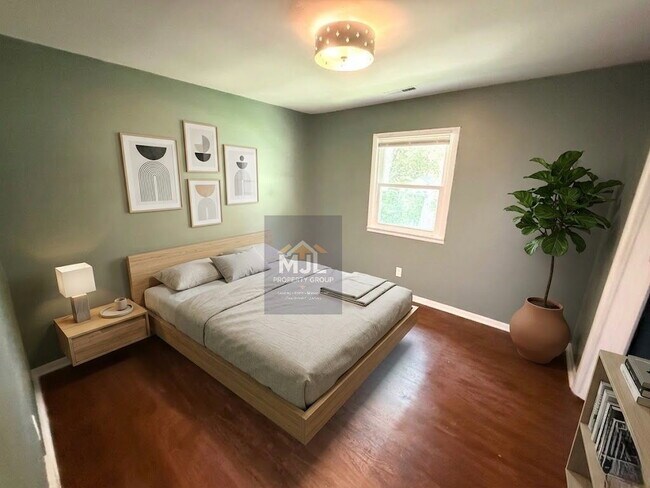 Building Photo - Spacious 3 Bedroom / 1 Bath Apartment in Sugar Creek *Ready Now*