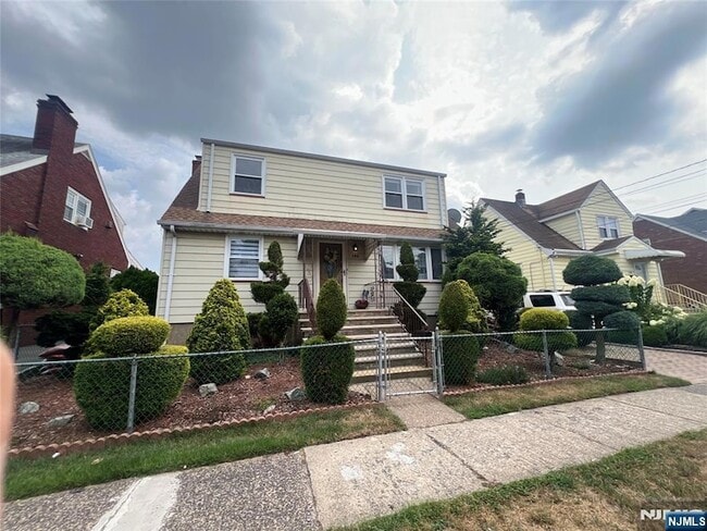 Primary Photo - 198 Banta Ave