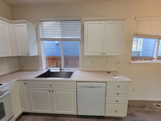 Building Photo - Charming Sammamish Home | 3 Bed + 2.5 Bath