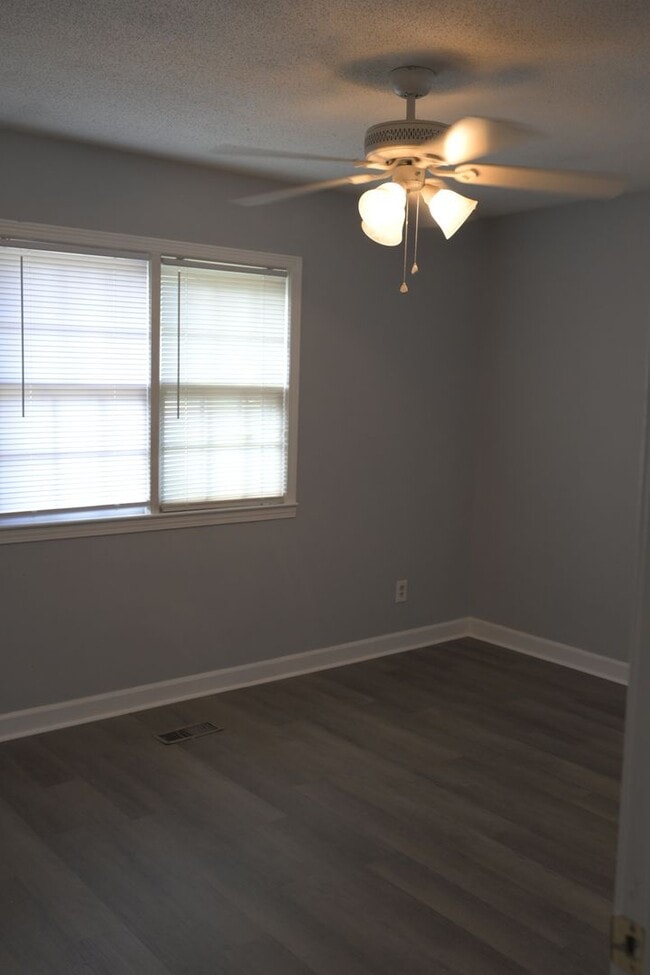 Building Photo - 2BR/2BA Home with Patio & Pet Friendly in ...
