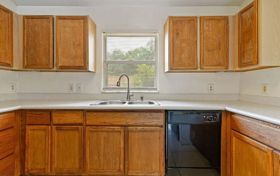 Building Photo - 1706 Apache St NE