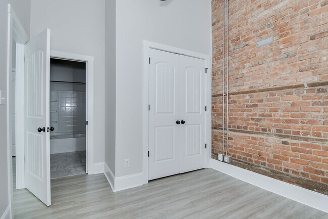 Building Photo - 164 N Louisville St