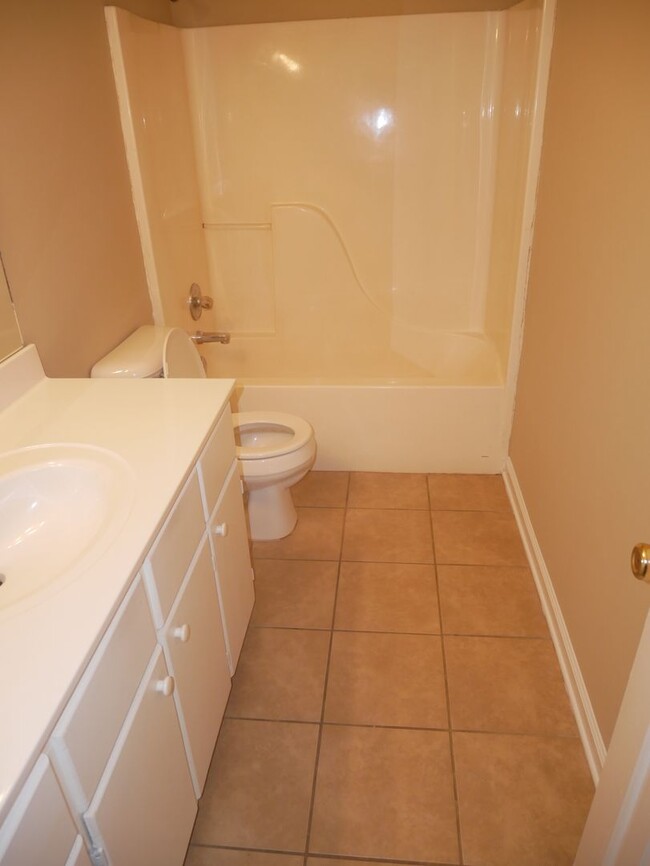 Building Photo - 2885 Waverly Dr
