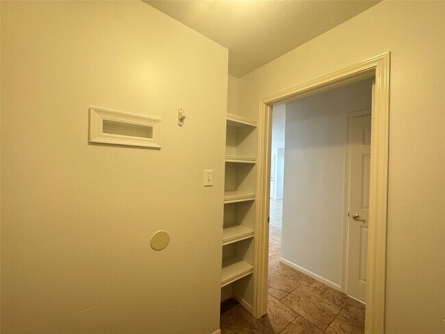 Building Photo - 210 Rolling Plains Dr