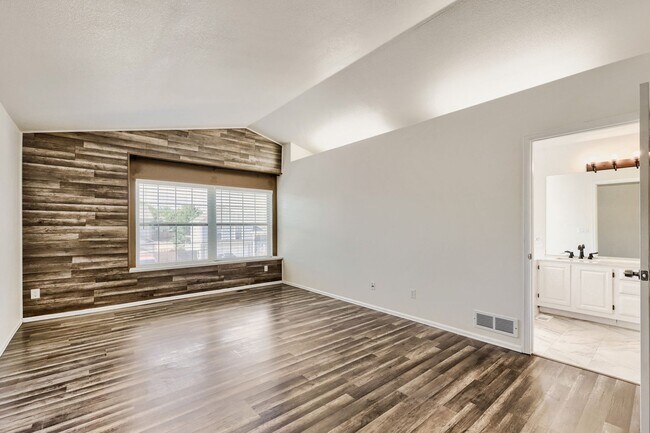 Building Photo - Evolve Real Estate: Meticulous Executive 4 Bedroom Plus Finished Basement Available IMMEDIATELY!