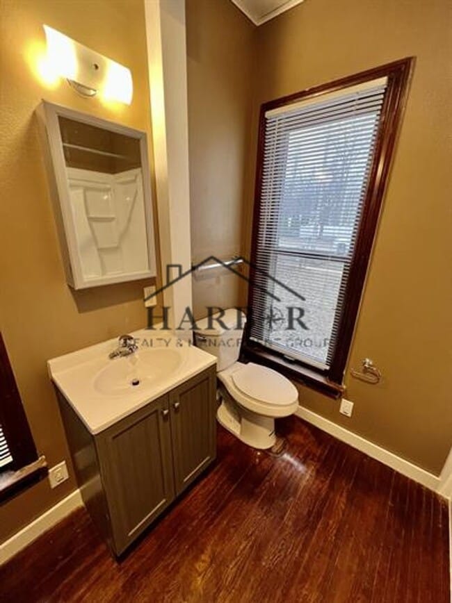 Building Photo - 403 10th St NW