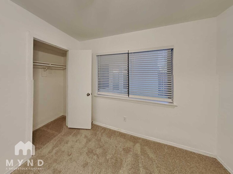 Building Photo - 4645 Baytree Dr