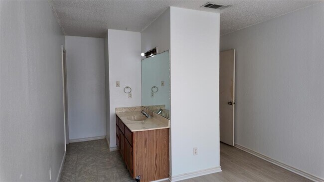 Building Photo - 6610 Windrift Way