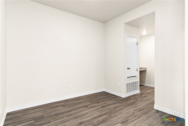 Building Photo - 305 Lost Trl