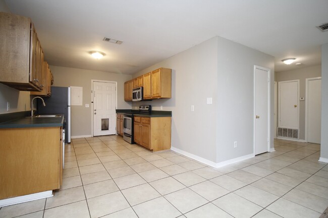 Building Photo - Modern Gulf Breeze Duplex: 3 Bed, 2 Bath, ...