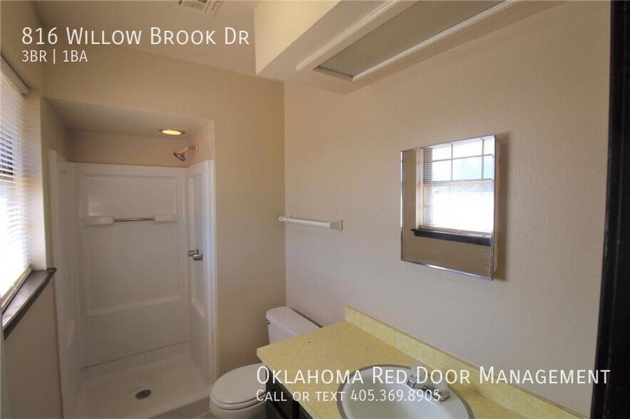 Building Photo - 816 Willow Brook Dr