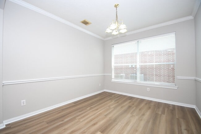 Building Photo - 1126 Eastbourne Ln