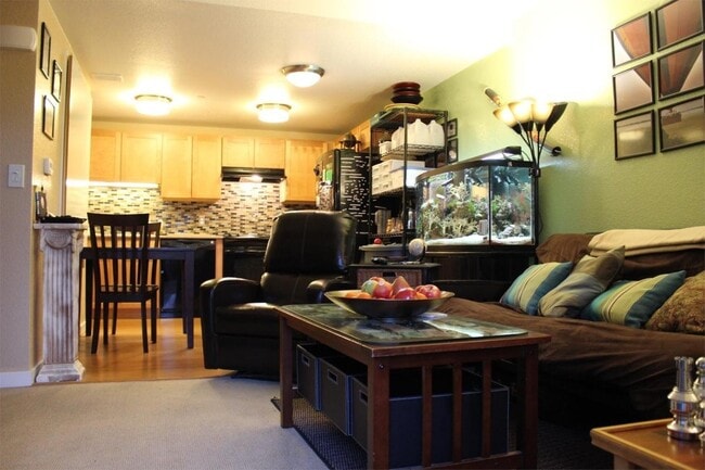 Building Photo - Fall 2026 Pre-Lease. Updated 1 Bedroom Con...