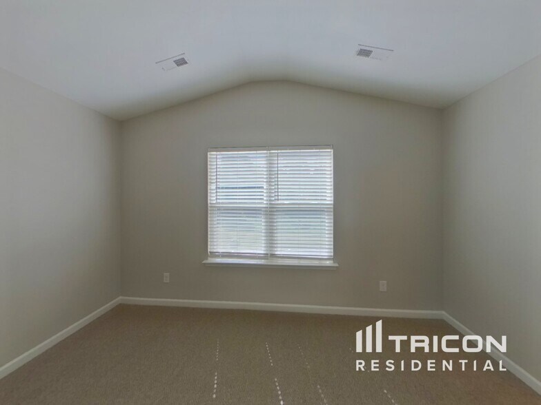 Building Photo - 200 Spring Knoll Dr