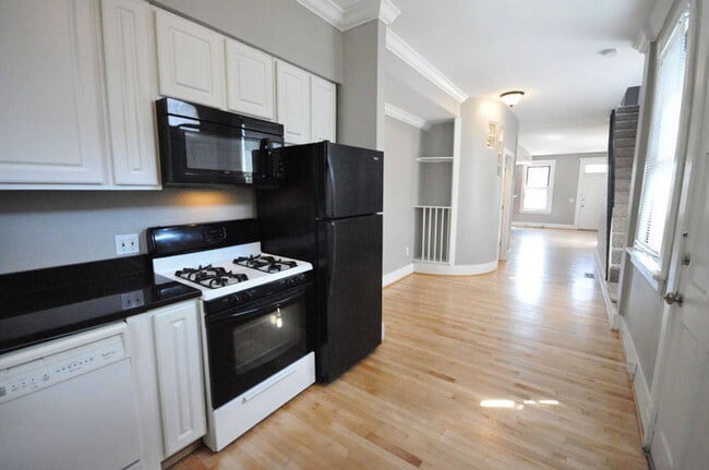 Building Photo - 495 S Lazelle St
