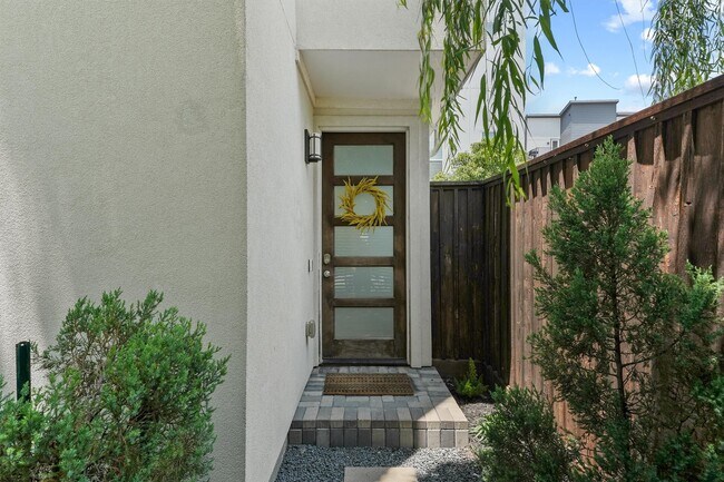 Building Photo - 3205 Baron St