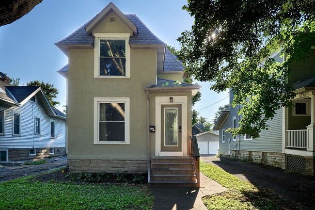 Building Photo - 1036 15th Ave SE