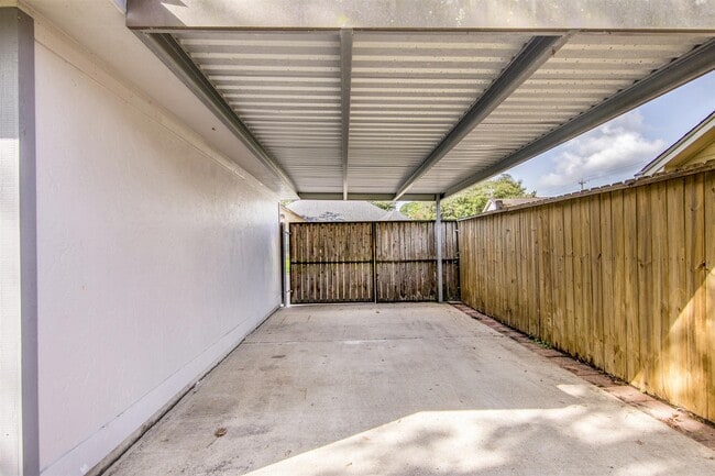 Building Photo - 2716 Pinecone Ln