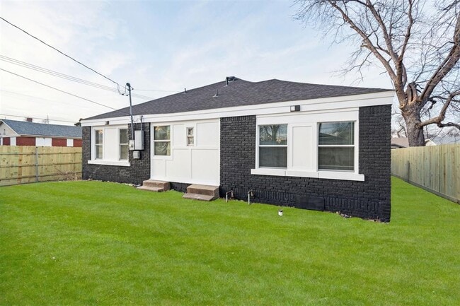 Building Photo - 1200 NE 17th St