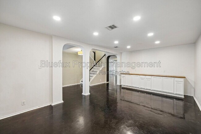 Building Photo - 315 Hollow Grove