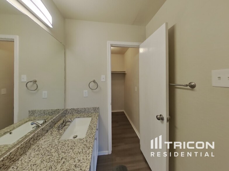 Building Photo - 1410 Misty Meadow Dr