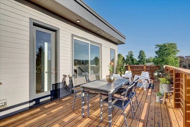 Building Photo - $500 off first month! Spacious, light-fill...