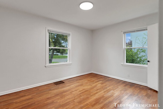 Building Photo - 1302 Griswold St SE