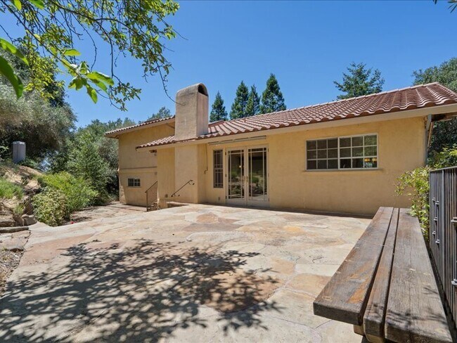 Building Photo - 930 Valley View Dr