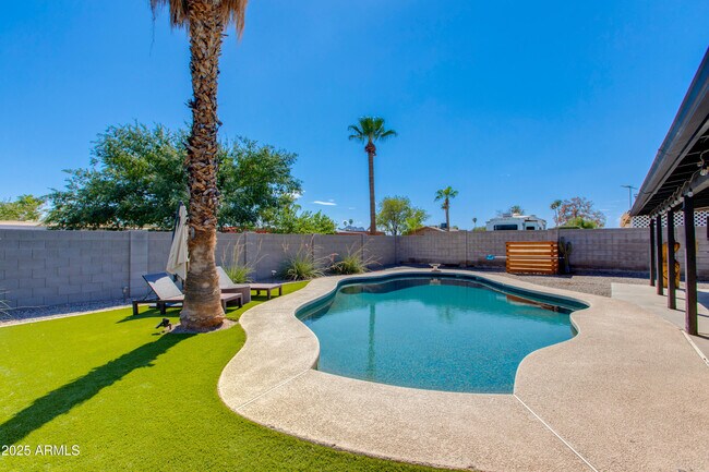 Building Photo - 3009 E Dahlia Dr