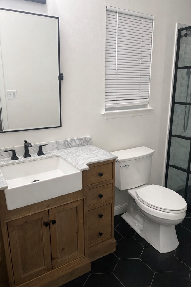 Building Photo - 102 Elliott Way