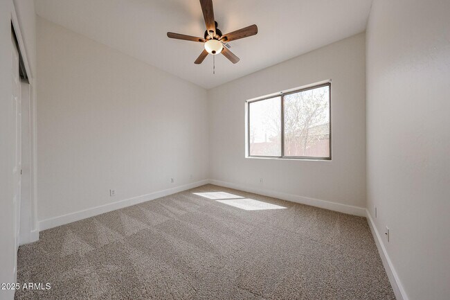 Building Photo - 41735 N Maidstone Ct