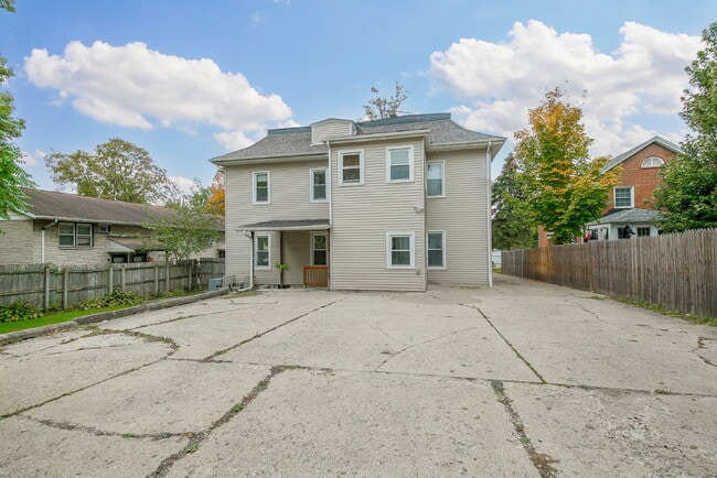 Building Photo - Updated 3-bedroom with Garage