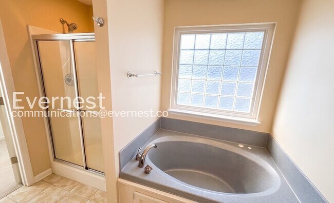 Building Photo - 4 Bed, 3 Bath Home with Garage / Pet-Friendly / Available Now!