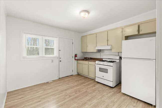 Building Photo - 28 Crescent Dr