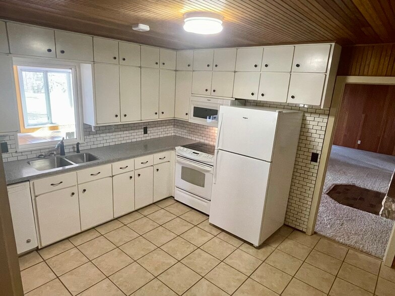 Building Photo - 1128 Clayton Dr