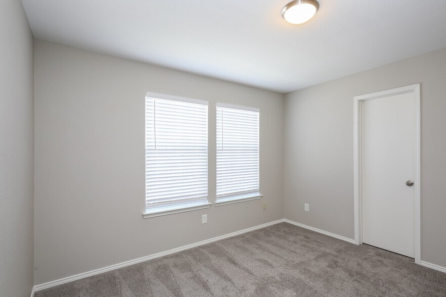 Building Photo - 2246 Midbury Dr