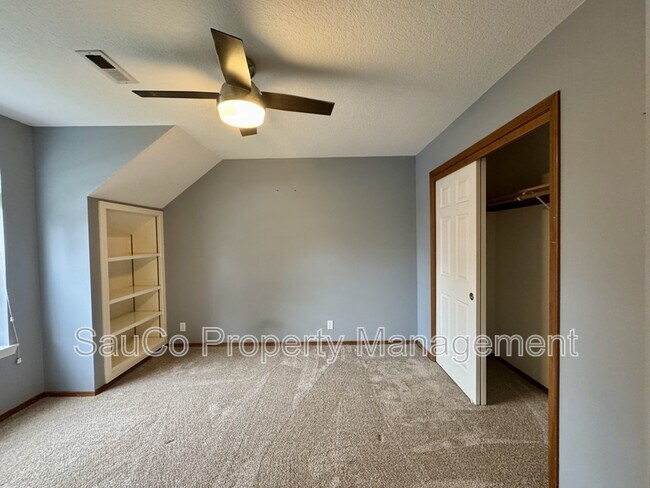 Building Photo - 741 SE Camellia Ct