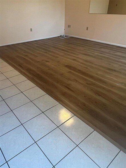 Building Photo - 205 Andover Pl N