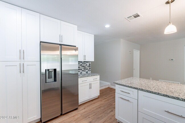 Building Photo - 110 W Seldon Ln